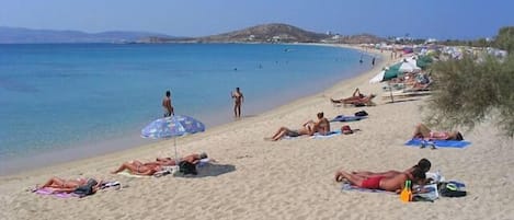 Plage à proximité, sable blanc, serviettes de plage