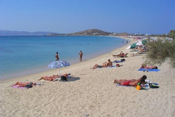 Beach nearby, white sand, beach towels