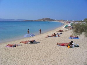 A beach with people sunbathing and swimming. - Semeli Hotel (Naxos)
