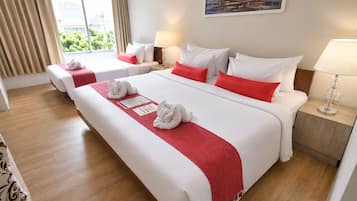 Grand Family with Pool View | Cofres nos quartos, cortinas blackout, Wi-Fi de cortesia, roupa de cama