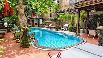 Piscina externa, espreguiçadeiras