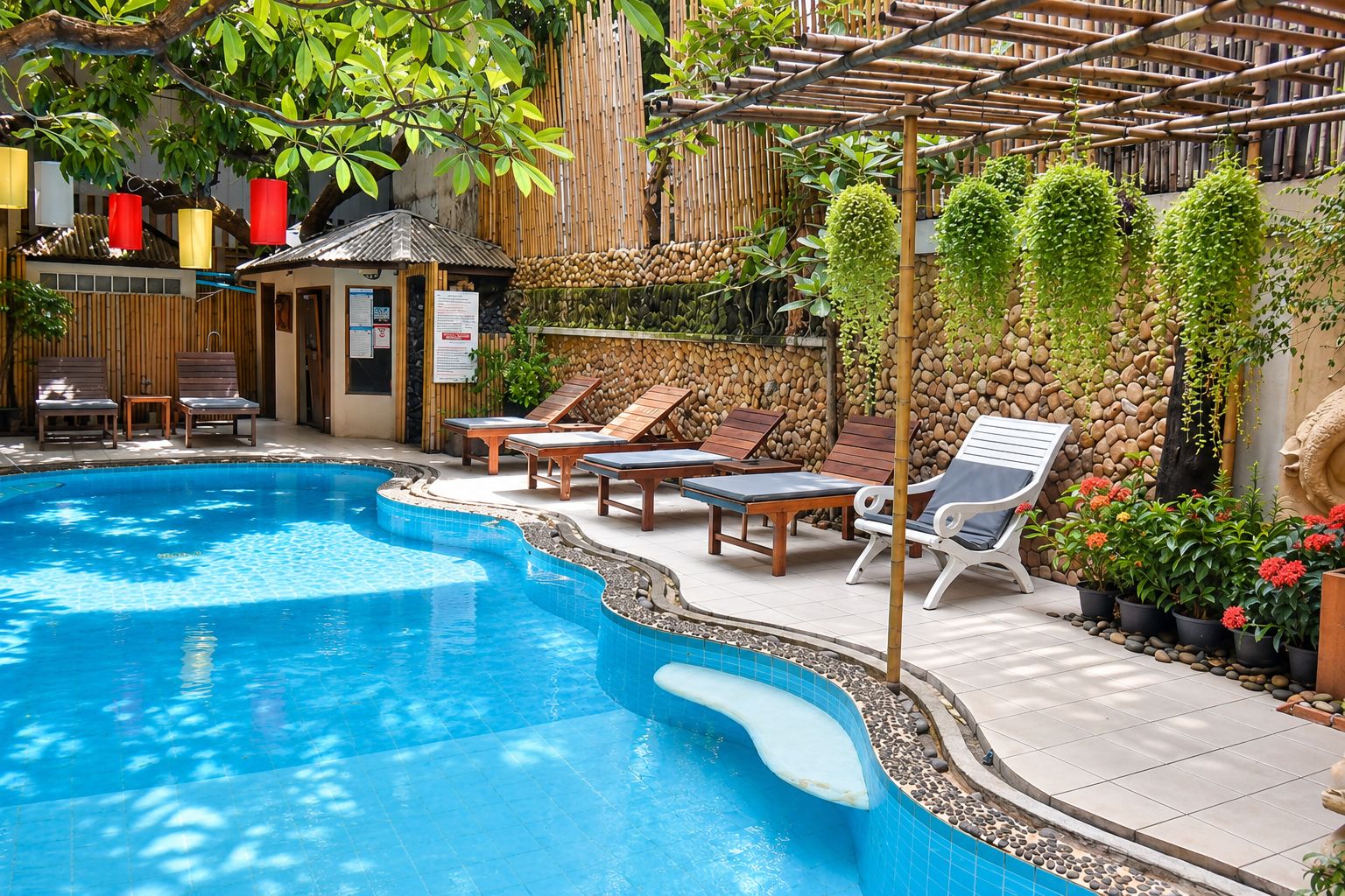 Piscina externa, espreguiçadeiras