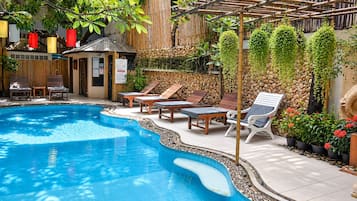 Piscina externa, espreguiçadeiras