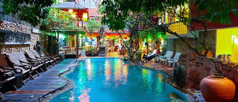 Piscine extérieure, chaises longues