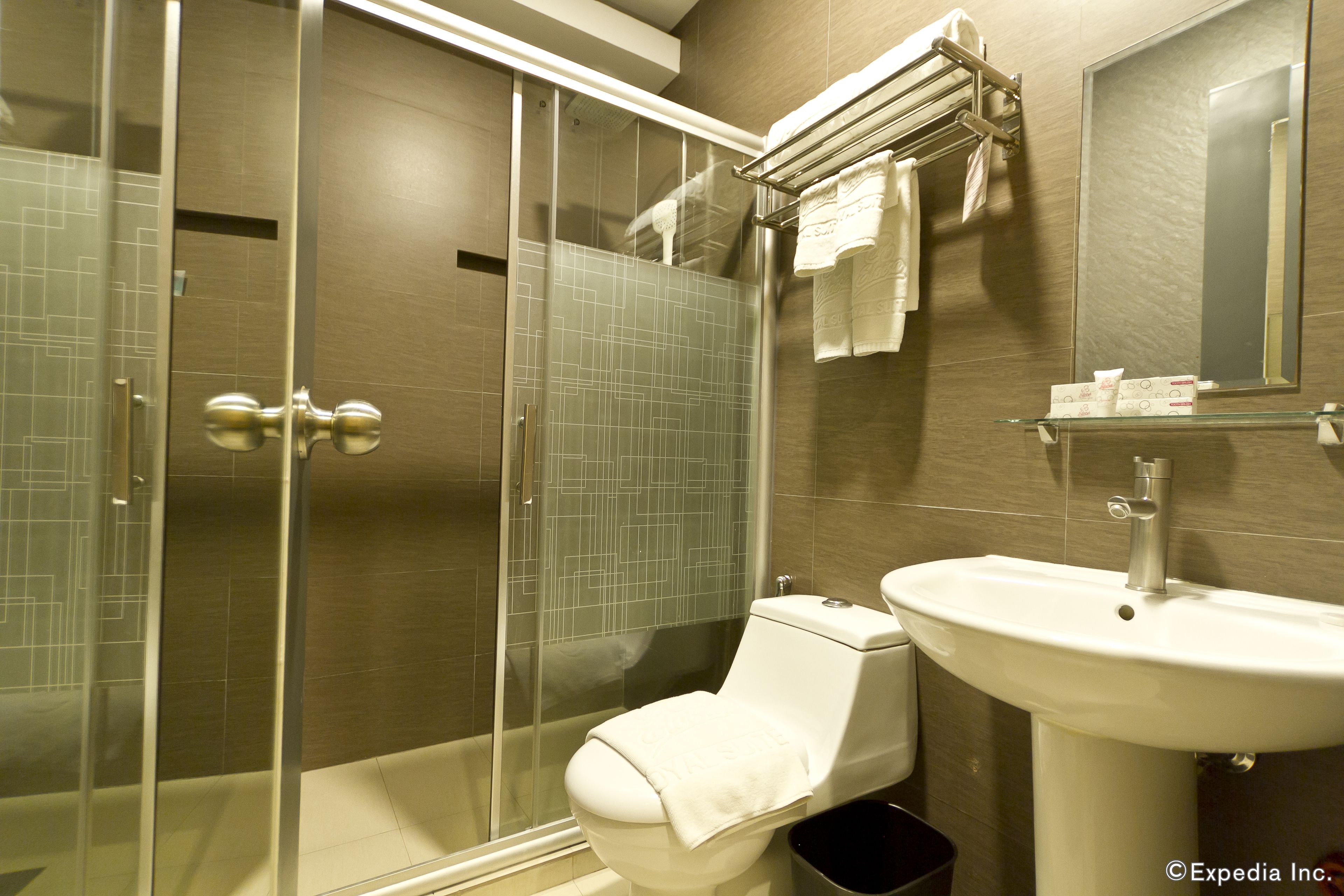 shower, rainfall showerhead, free toiletries, hair dryer