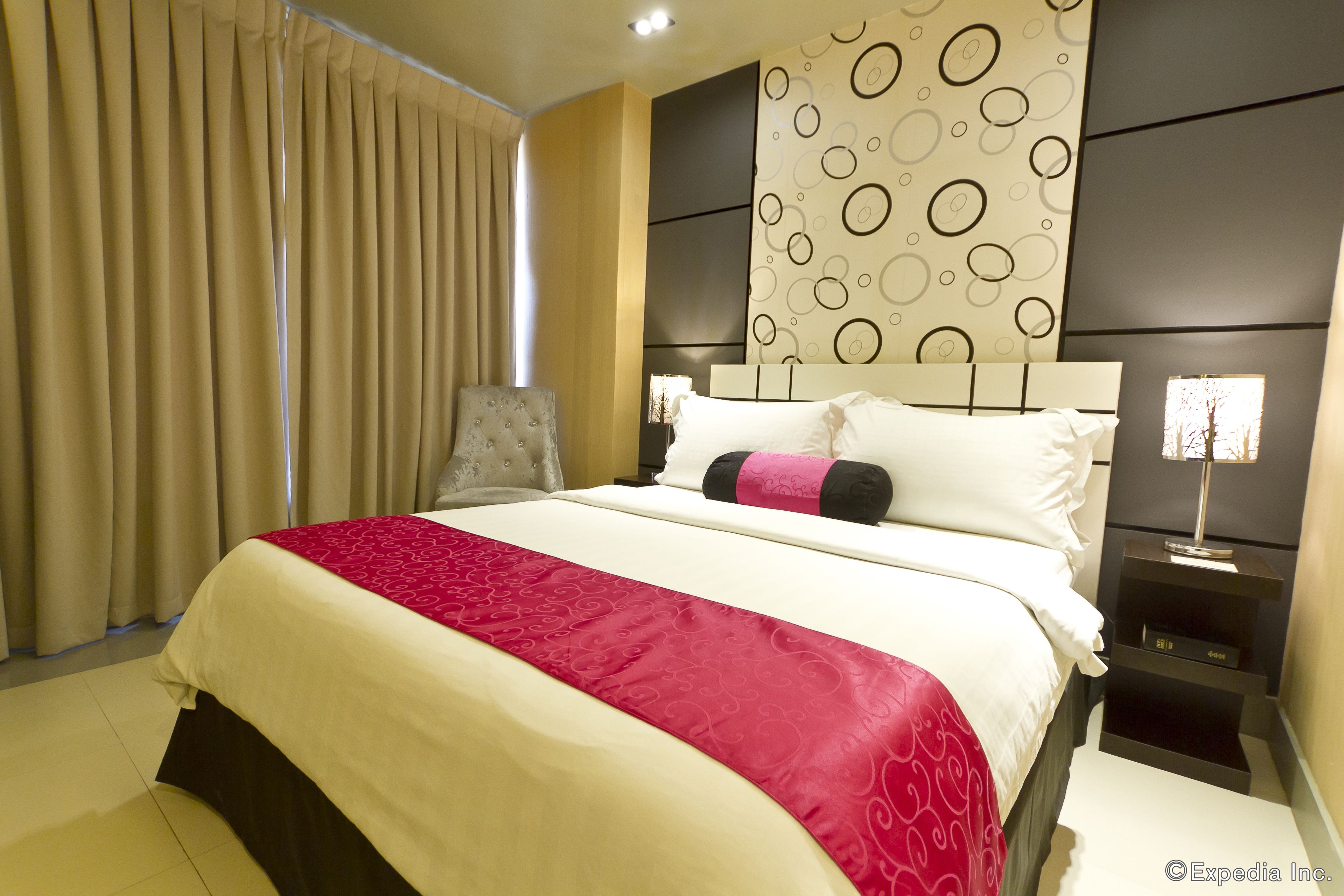 standard studio, 1 queen bed | 1 bedroom, memory-foam beds, in-room safe, individually decorated