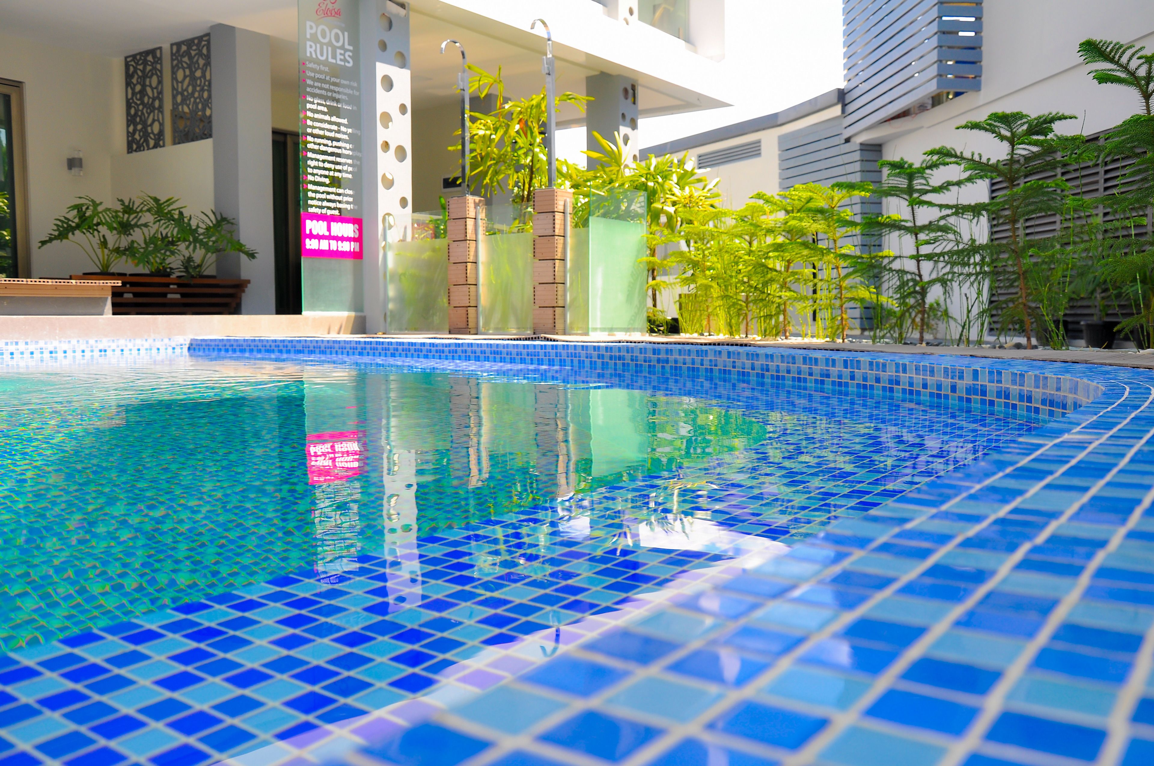 outdoor pool, open 9:00 am to 9:00 pm, pool loungers