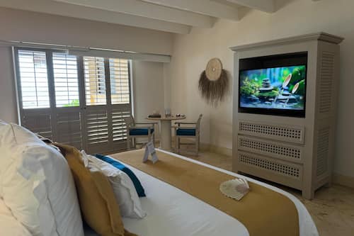 Suite Junior, 1 très grand lit, terrasse, au bord de l’océan | Téléviseur