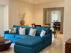 Televisión LCD 70 pulgadas con canales de televisión vía satélite