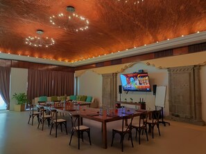 Een 70-inch lcd-televisie met satellietzenders en televisie
