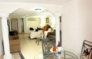 Suite | Zimmersafe, Verdunkelungsvorhänge, kostenloses WLAN, Bettwäsche