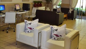 Lobby lounge - Dove's Nest Guest House (Kempton Park)