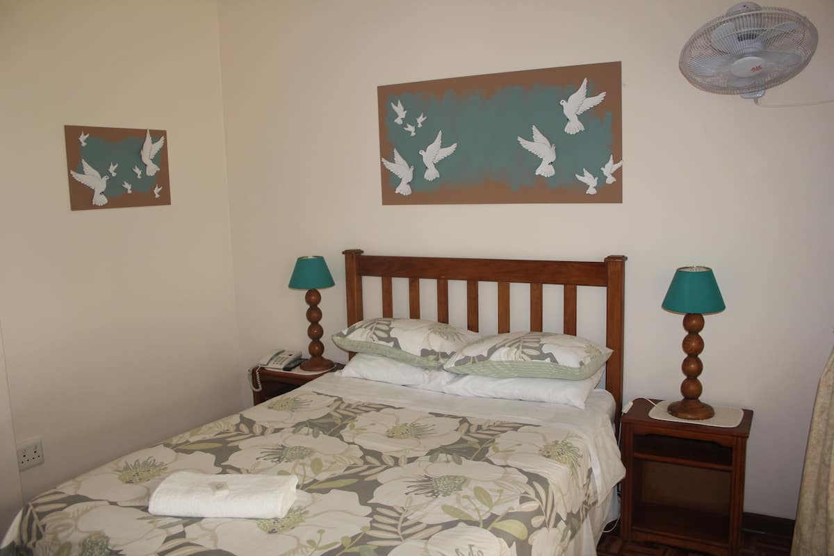 Premium bedding, desk, free WiFi