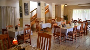 Family dining - Dove's Nest Guest House (Kempton Park)
