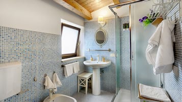 Suihku, ympäristöystävälliset hygieniatuotteet, hiustenkuivaaja, bidee