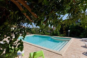 Piscine extérieure, chaises longues