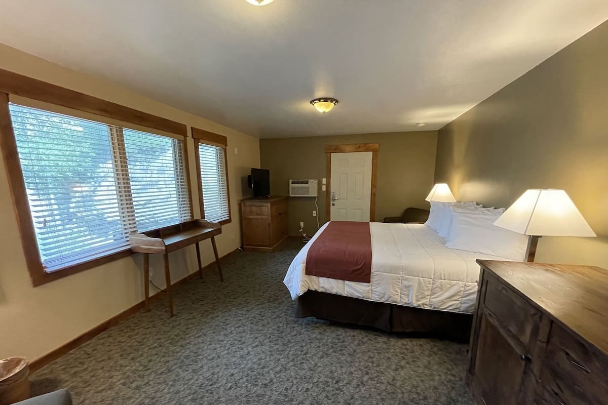 Kamer, meerdere bedden (Double, Not pet friendly) | Een strijkplank/strijkijzer, gratis wifi, beddengoed
