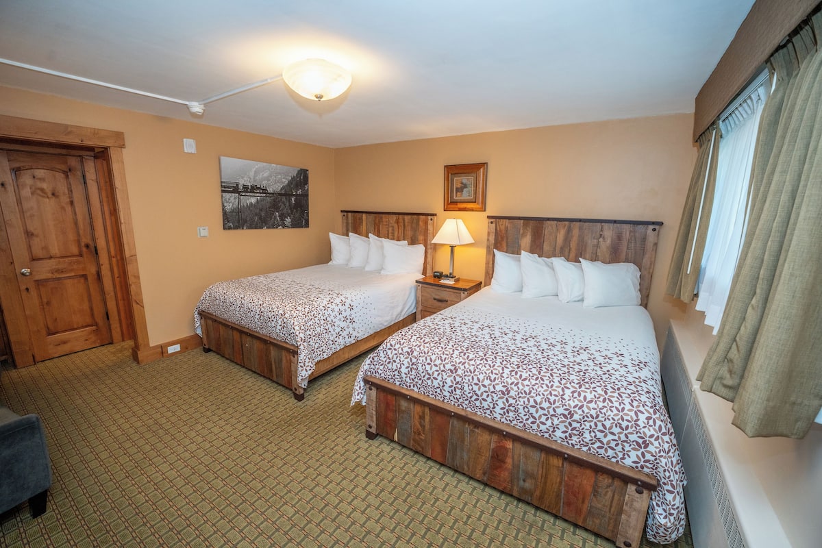 Eenvoudige kamer, 2 queensize bedden (Not on the River, Not Pet Friendly) | Een strijkplank/strijkijzer, gratis wifi, beddengoed