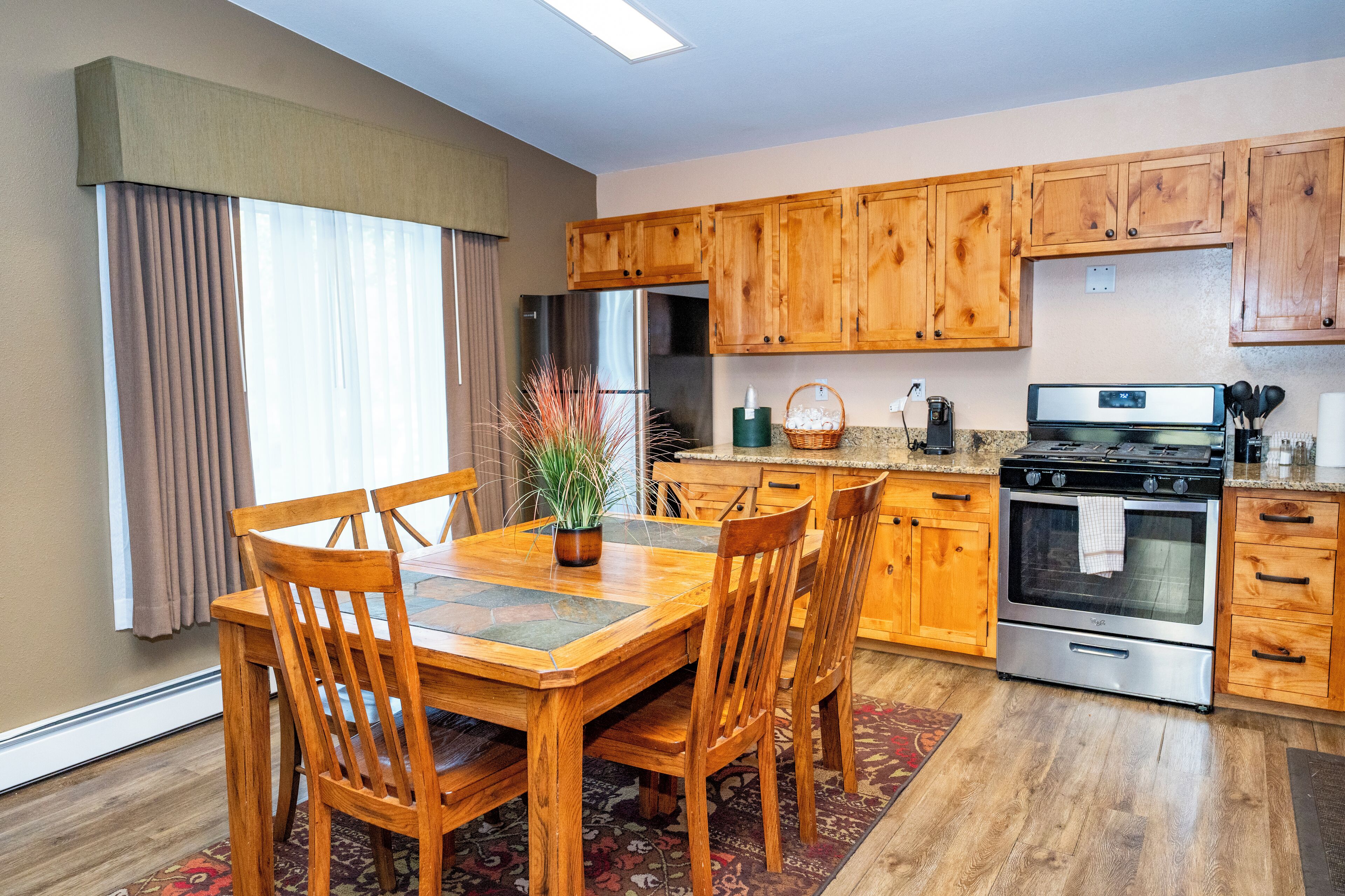 family apartment, multiple beds (not pet friendly) | in-room dining