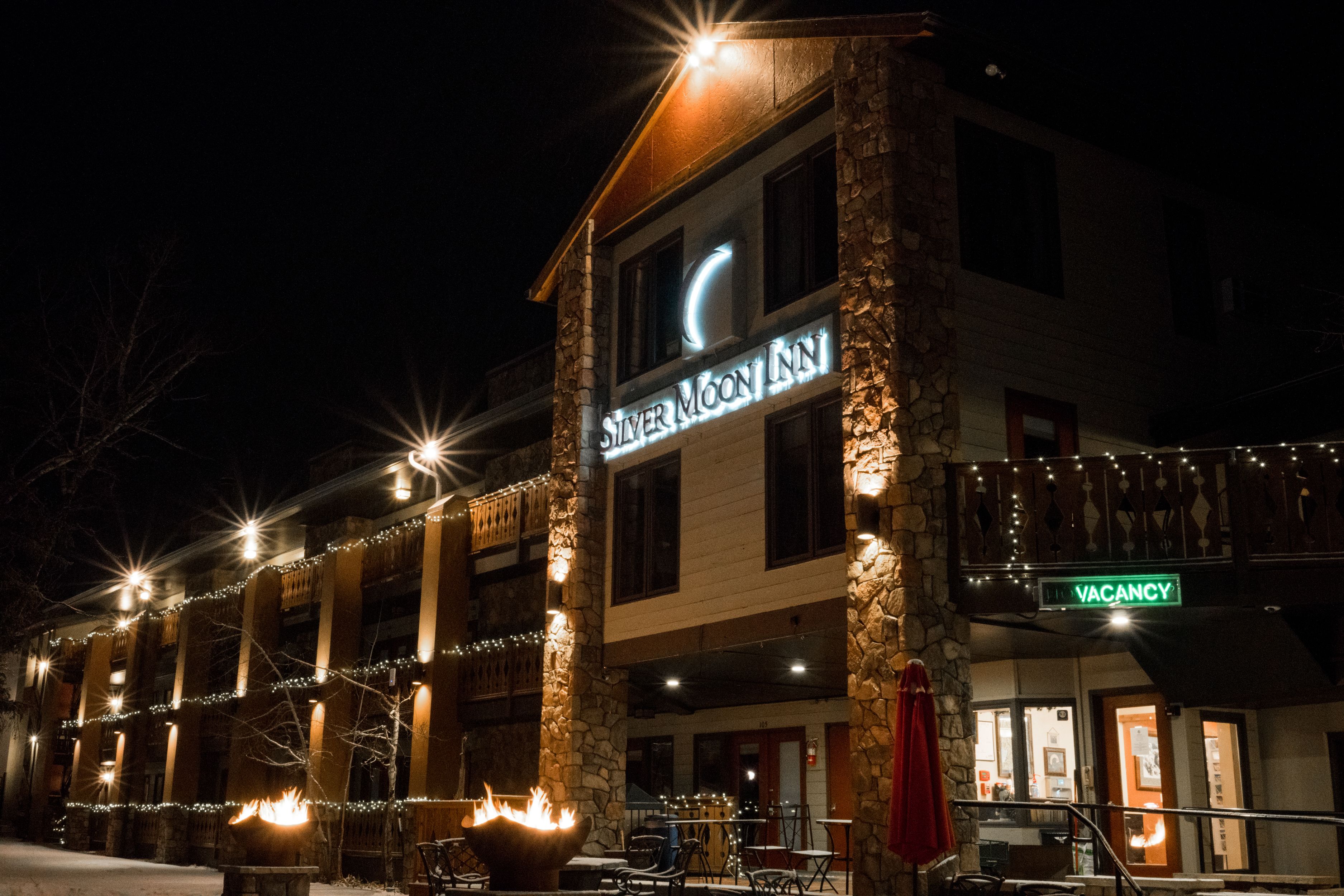 A building with a sign reading "Silver Moon Inn" and a "VACANCY" sign.