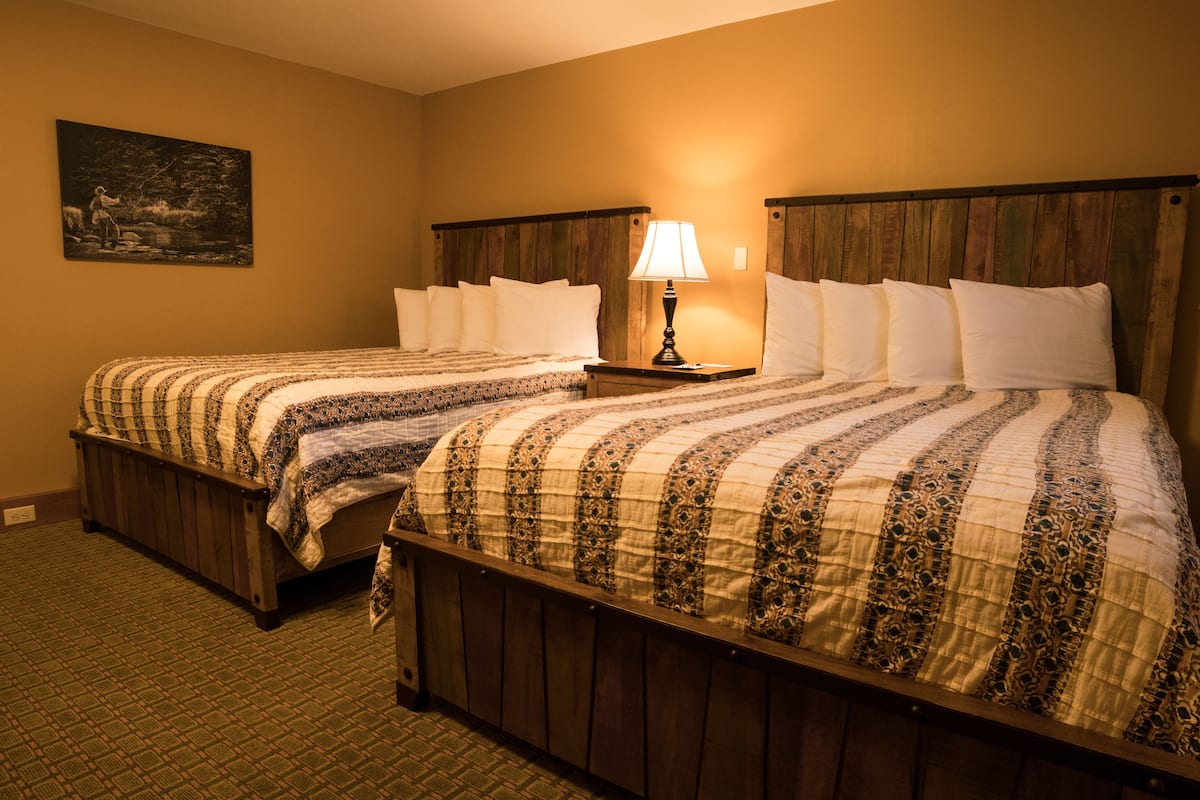 Tweepersoonskamer, 2 queensize bedden (Not on the river) | Een strijkplank/strijkijzer, gratis wifi, beddengoed