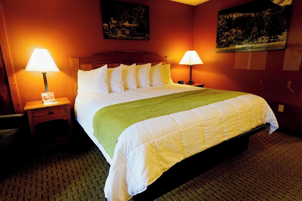 Comfort Room, 1 Bedroom, Fireplace (Not Pet Friendly) | Iron/ironing board, free WiFi, bed sheets