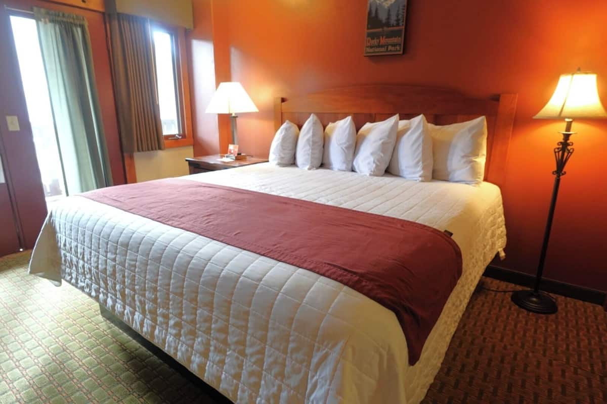 Tabla de planchar con plancha, wifi gratis y ropa de cama