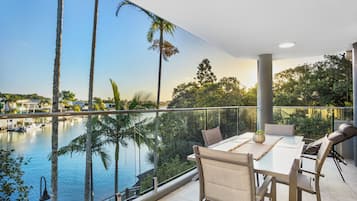 2 Bedroom Sub-Penthouse River Front Apartment | Terrace/patio