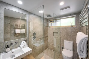 Bathroom - 2 Hastings Street (Noosa Heads)