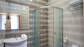 Douche, articles de toilette gratuits, chaussons, serviettes fournies