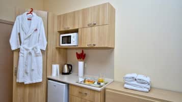 Studio Superior | Dapur pribadi | Lemari es, microwave, ketel listrik, dan peralatan masak/sendok-piring