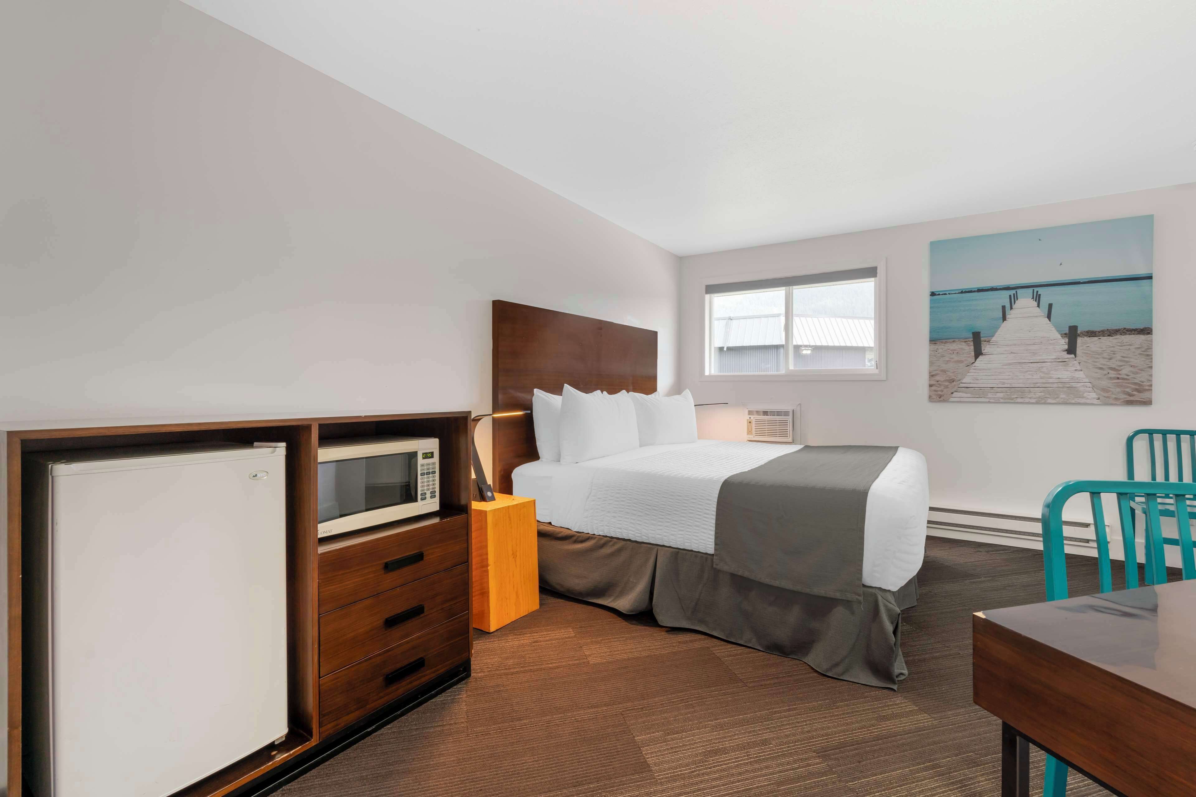 hypo-allergenic bedding, pillow-top beds, in-room safe, desk