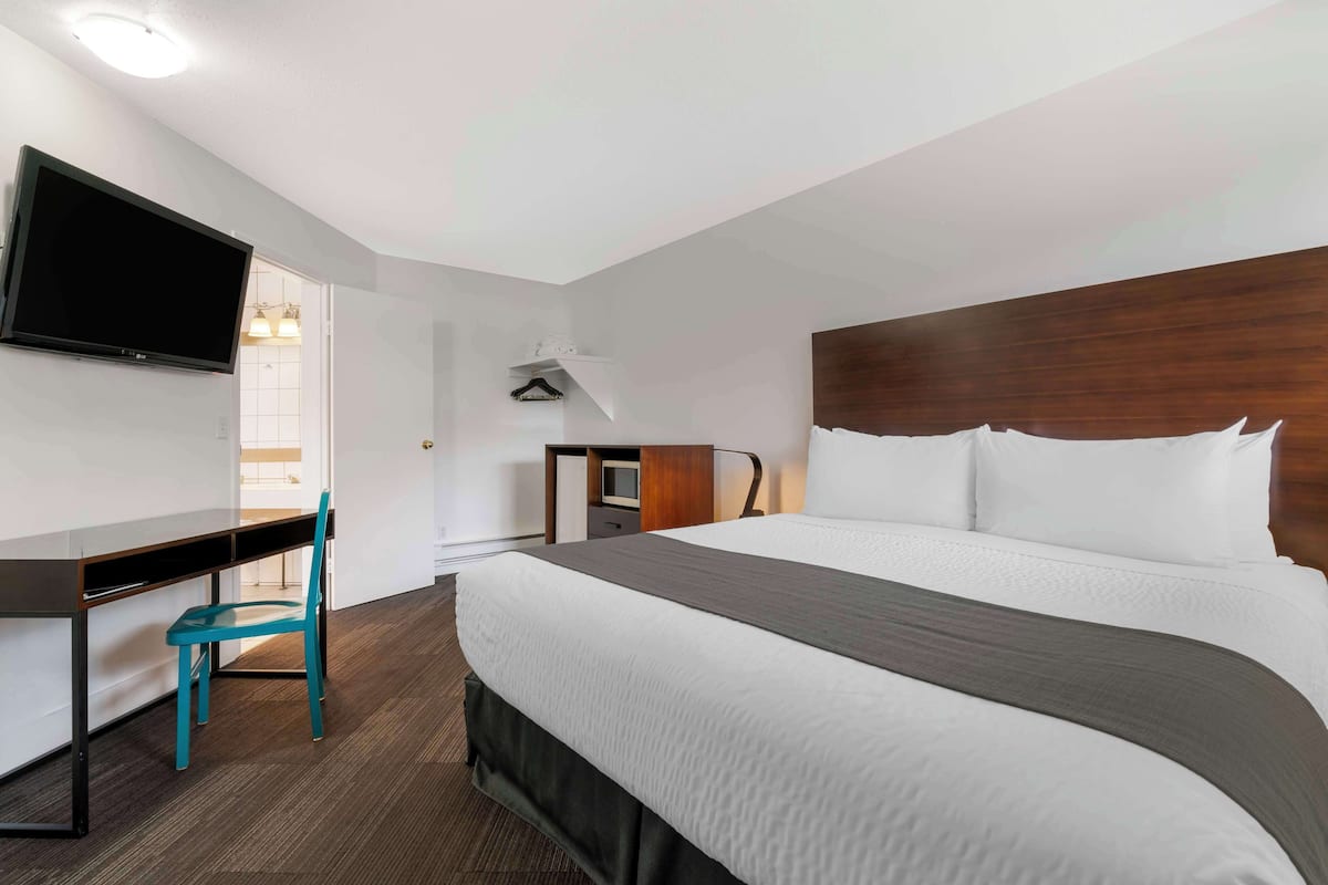 hypo-allergenic bedding, pillow-top beds, in-room safe, desk