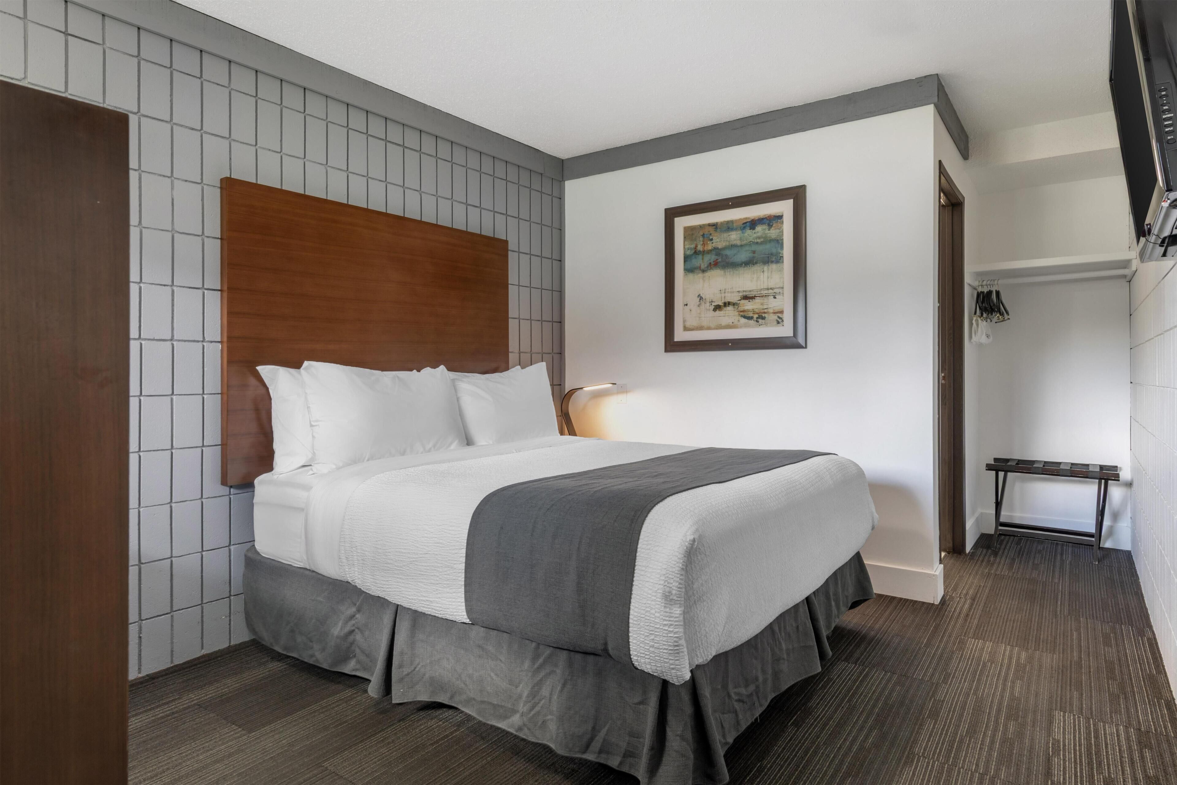 Chambre Standard, 1 grand lit, réfrigérateur et four à micro-ondes, vue sur la cour intérieure | Literie hypoallergénique, lit avec matelas à plateau-coussin