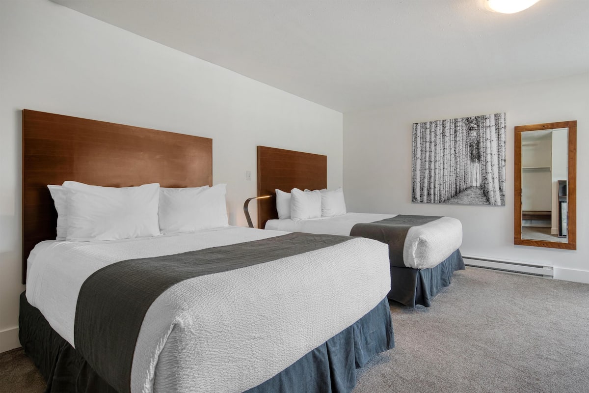 Standardzimmer, 2 Queen-Betten, Kühlschrank und Mikrowelle, Blick auf den Innenhof