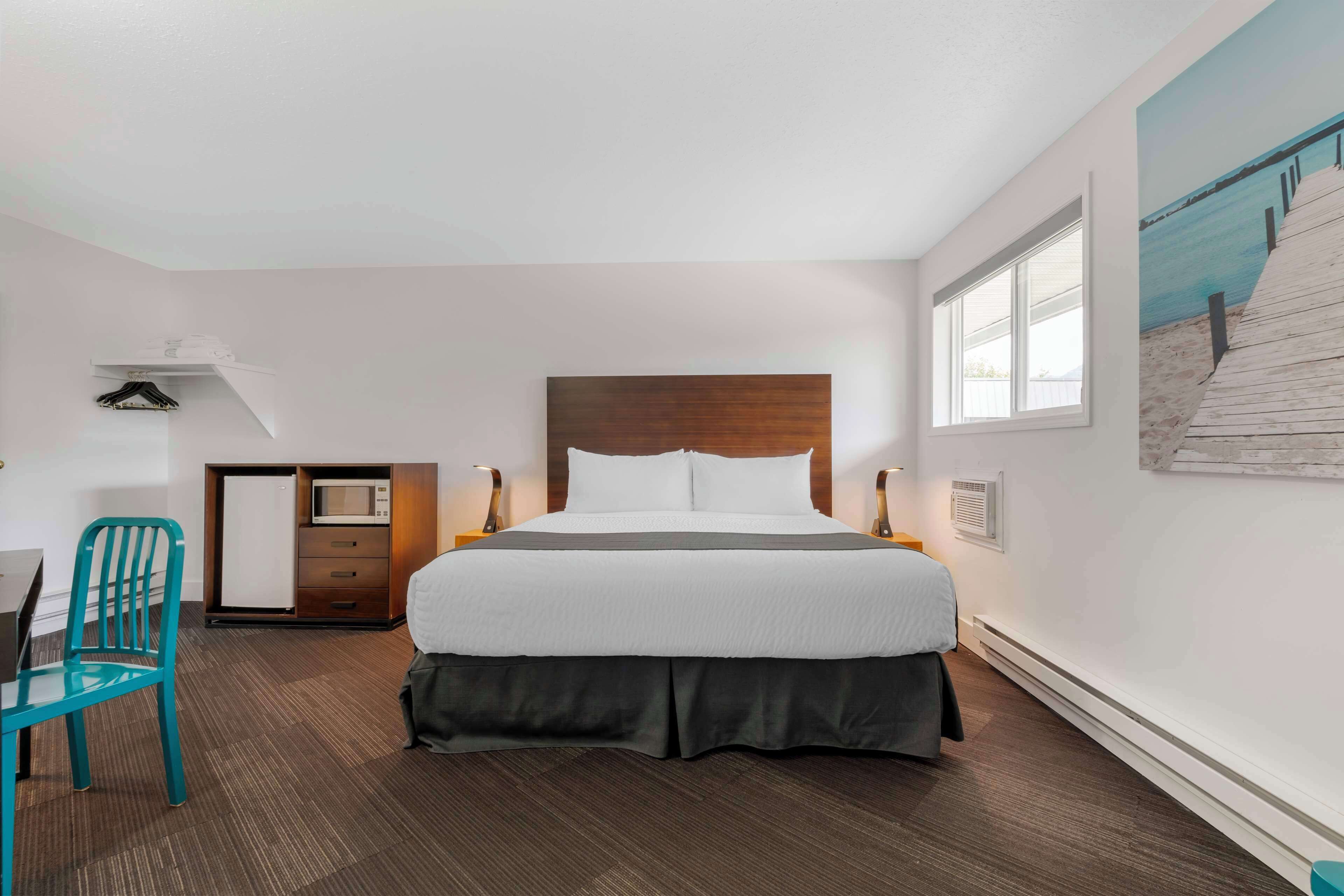 hypo-allergenic bedding, pillow-top beds, in-room safe, desk