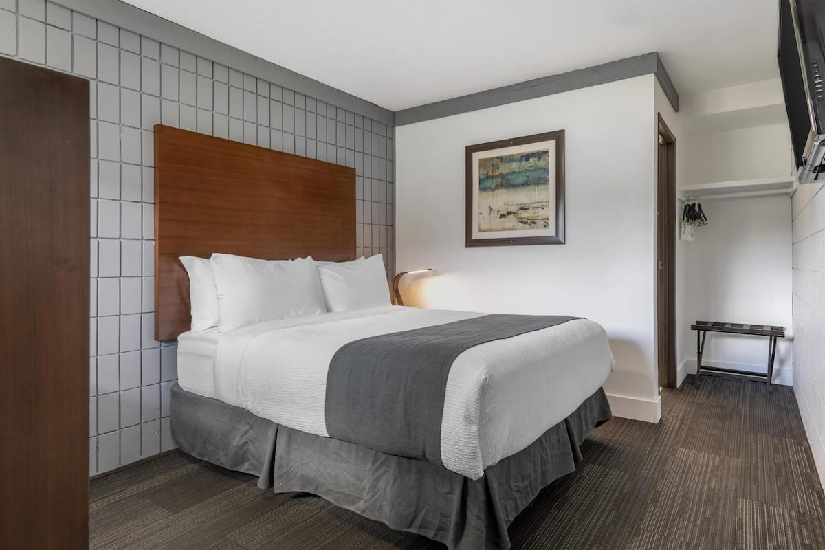 Standardzimmer, 1 Queen-Bett, Kühlschrank und Mikrowelle, Blick auf den Innenhof
