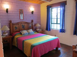 Tabla de planchar con plancha, wifi gratis y ropa de cama 