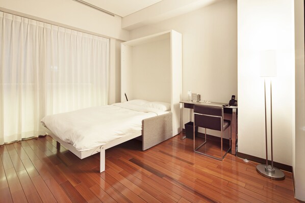 Ylelliset vuodevaatteet, memory foam -patjalliset sängyt, työpöytä