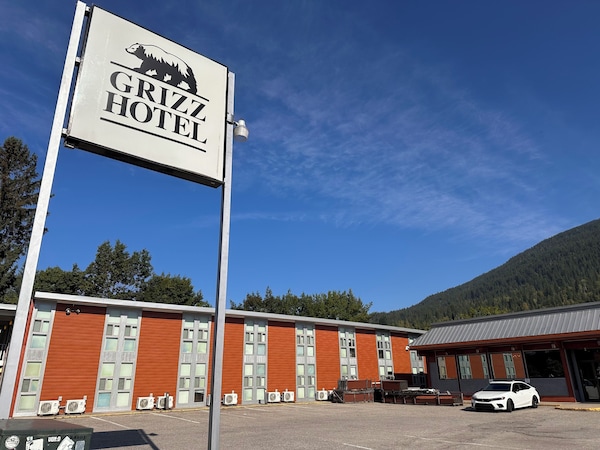Grizz Hotel - Revelstoke