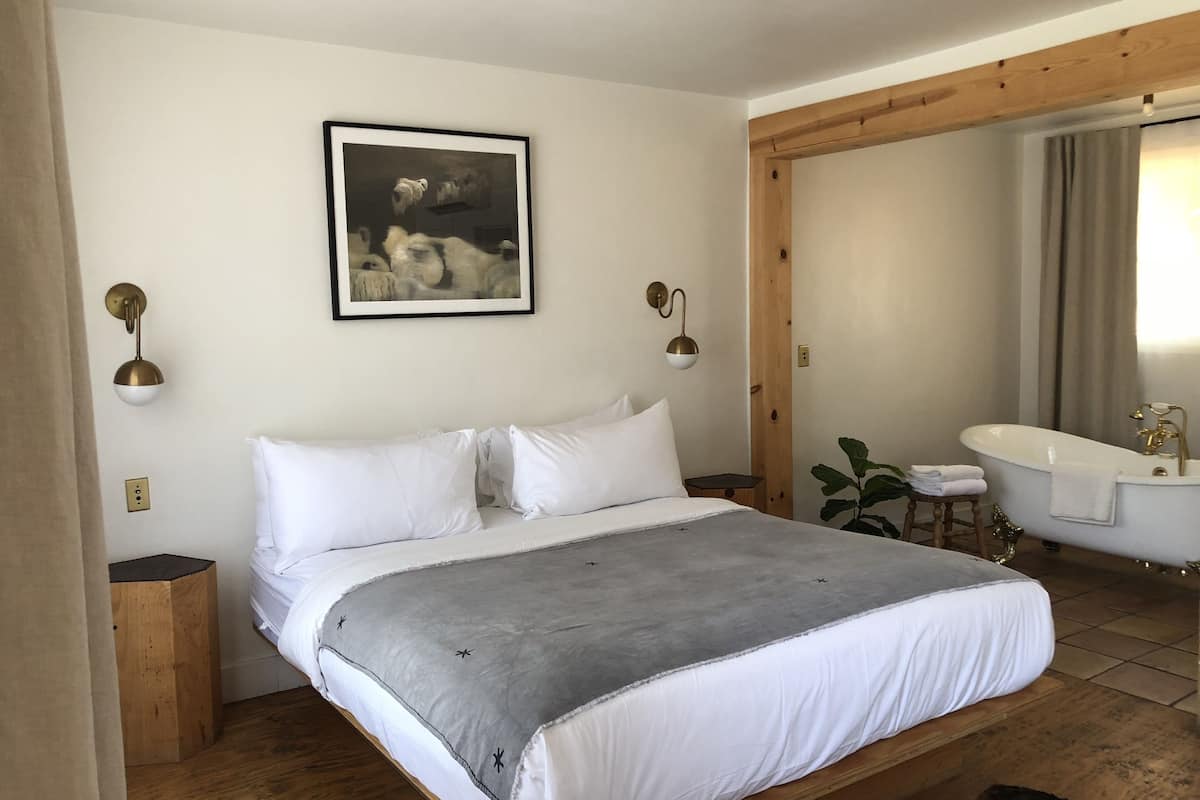 Singola Exclusive, 1 letto king, vasca da bagno, vista cortile | Vasca da bagno a immersione totale