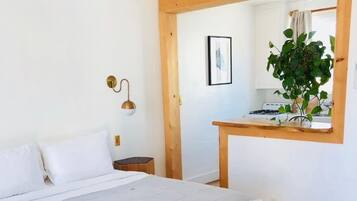 Deluxe Single Room, 1 Queen Bed | In-room dining