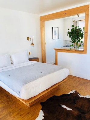 Deluxe Single Room, 1 Queen Bed | In-room dining - Alamo Motel (Los Alamos)