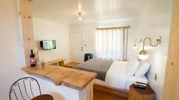 Deluxe Single Room, 1 Queen Bed | Living area | TV