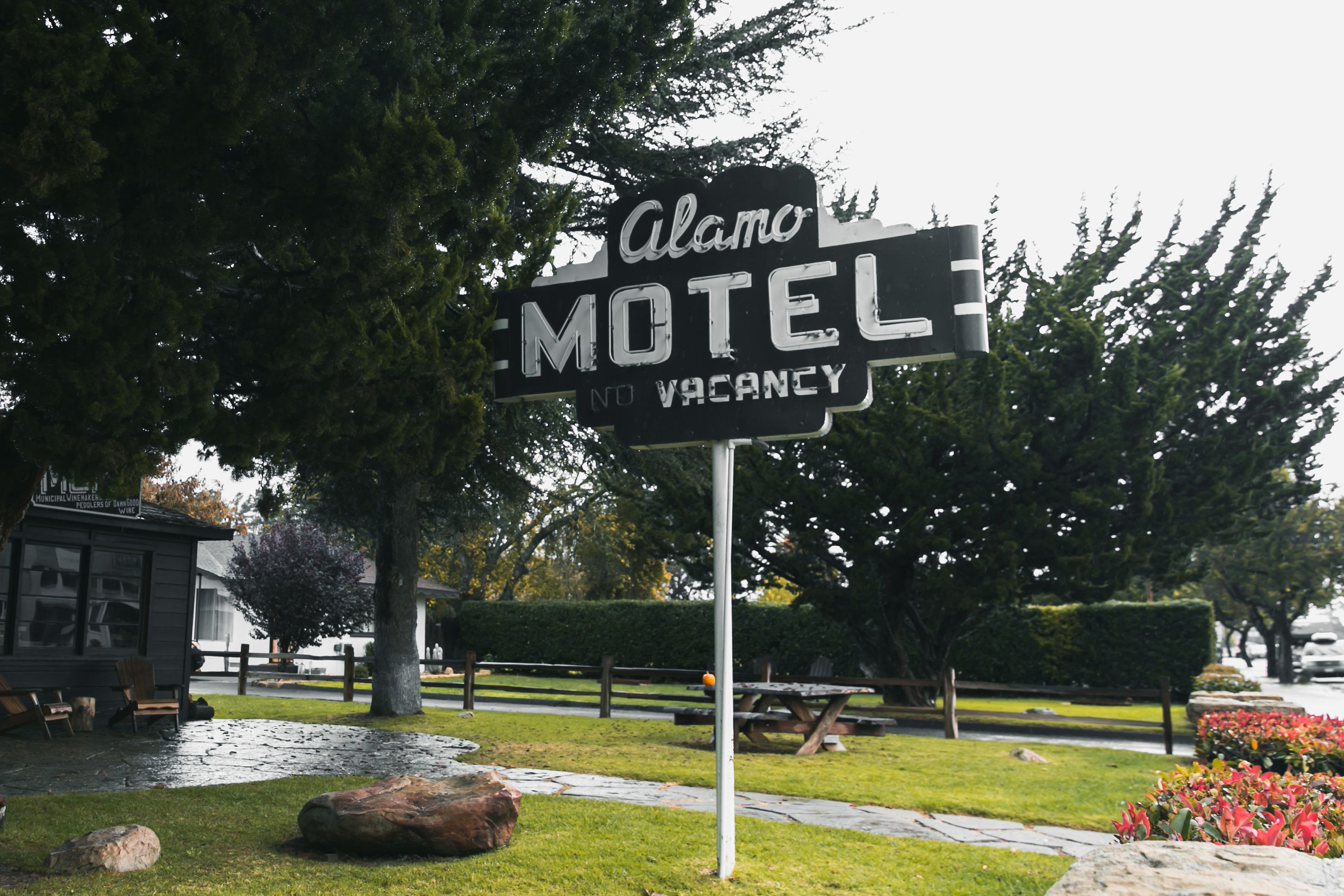 Letrero de motel con aviso de 'NO HAY HABITACIONES DISPONIBLES'.