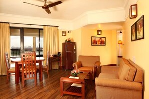 Deluxe Apartment, 2 Bedrooms | Living room