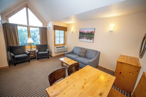 Suite, flere senger | Oppholdsområde | TV og DVD-spiller