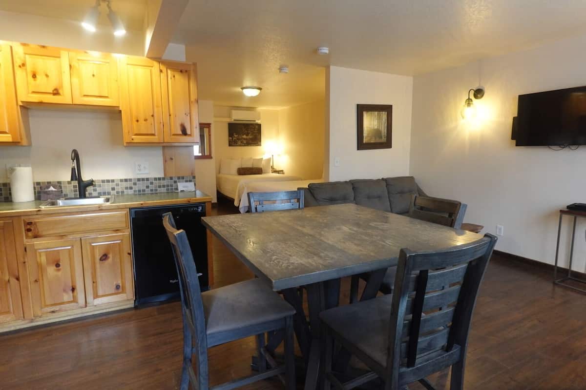 Family Studio Suite | 1 bedroom, iron/ironing board, WiFi, bed sheets