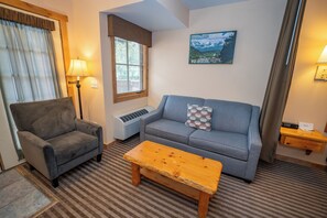 Rom – deluxe, 1 kingsize-seng med sovesofa, massasjebadekar | Strykejern/-brett, wi-fi, sengetøy og rullestolvennlig