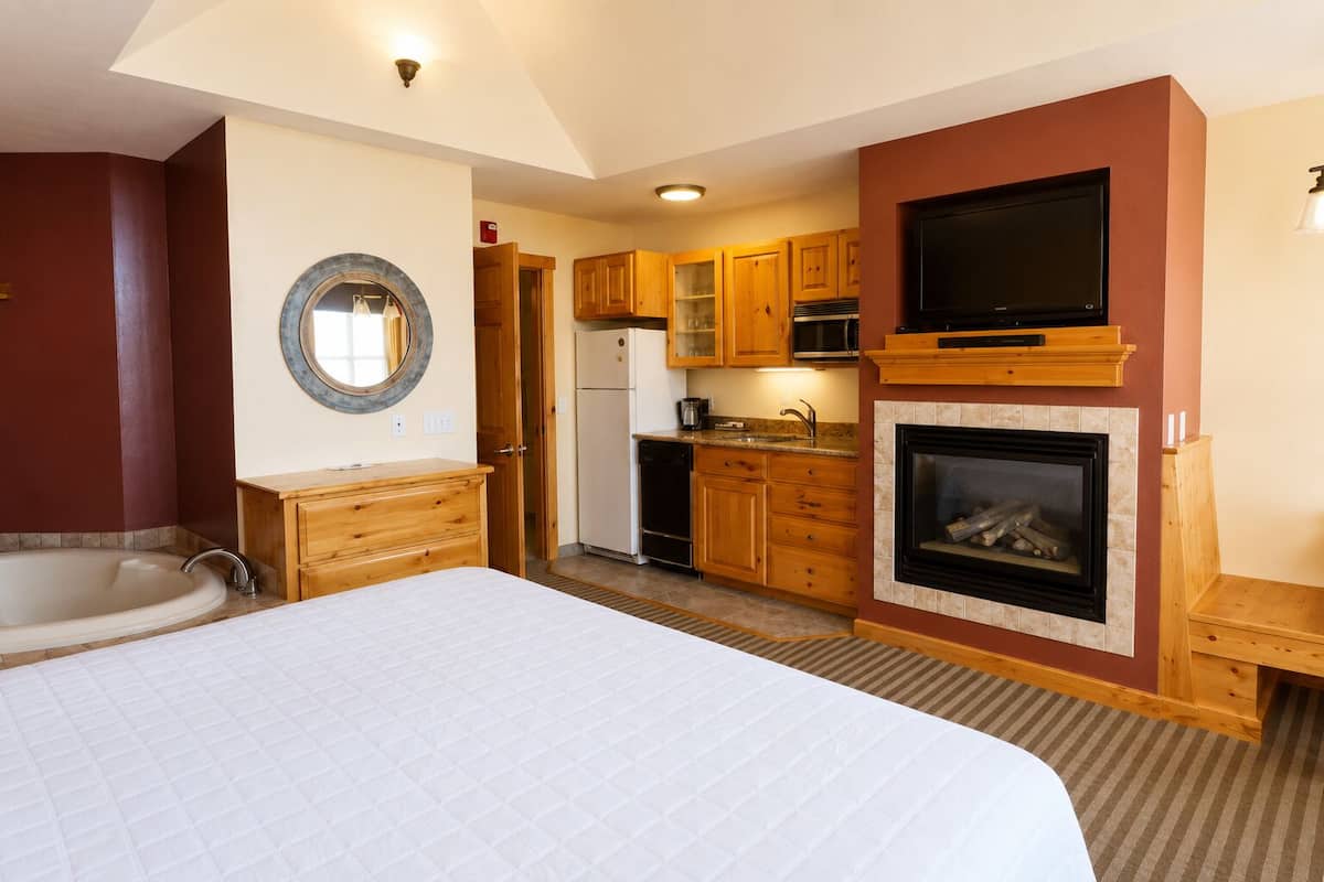 Studio, 1 King Bed, Mountain View | Iron/ironing board, WiFi, bed sheets